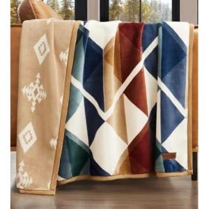 Pendleton Reversible Plush Throw – 50″ x 70″ (1, Serrado)